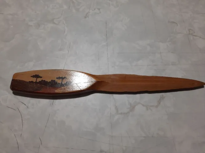 Abridor de cartas de madeira com lindo trabalho de machetaria. Antigo. 