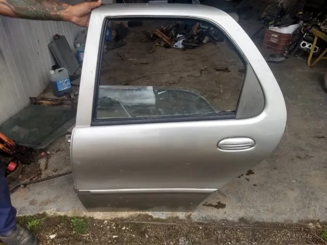 Porta traseira lado esquerdo Palio 97/2002 somente a lata Whatsapp 41 9  *
