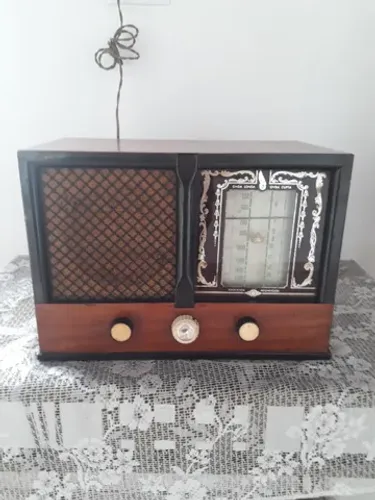 Antigo Radio Valvulado Marca Monarch Reliquia
