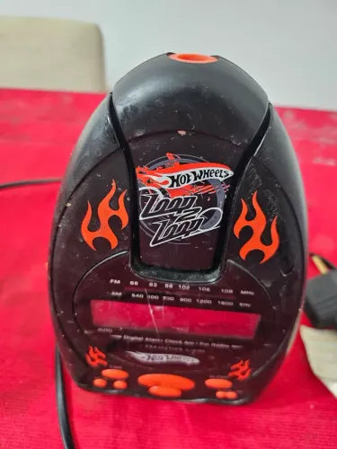 Vendo rádio relógio digital Hot wheels com projeção de hora na parede em Bom estado 