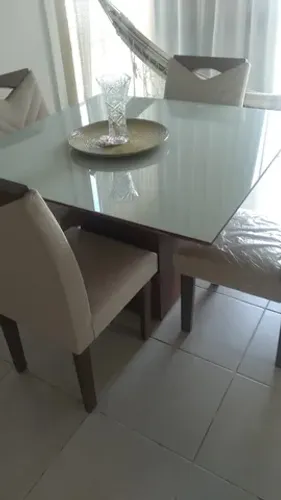 Mesa de quatro cadeiras