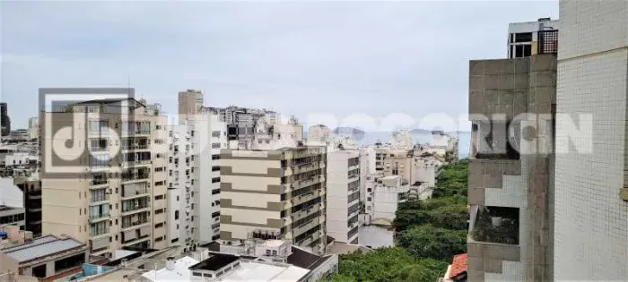 Apartamento à venda no Leblon de sala e quarto com varanda andar alto e infra