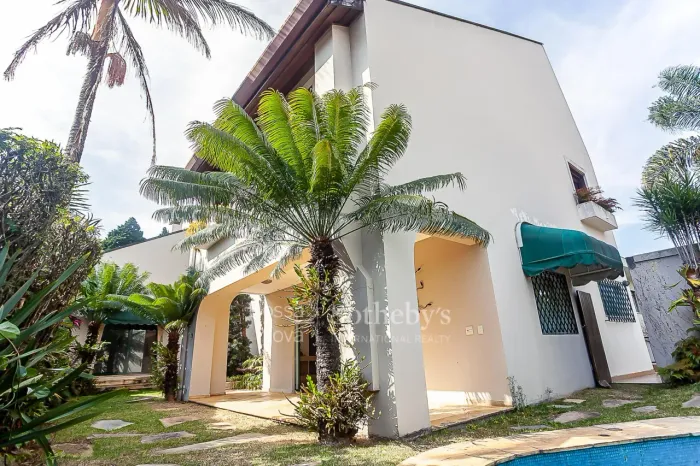 Casa com jardim e piscina em excelente estado de conservação