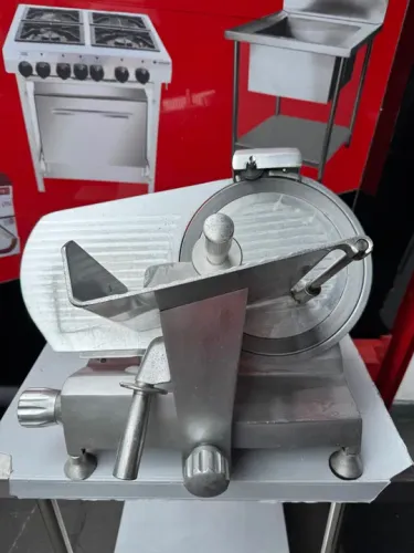 Vendo um cortador de frios upx usado