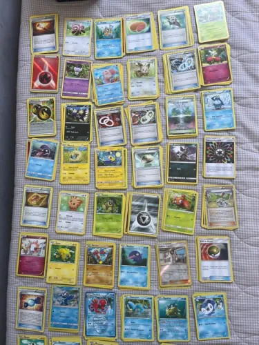 Cartas Pokémon - 632 cards variados mais duas latas