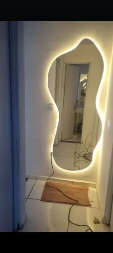 Espelho de Parede Iluminado com Design Moderno
