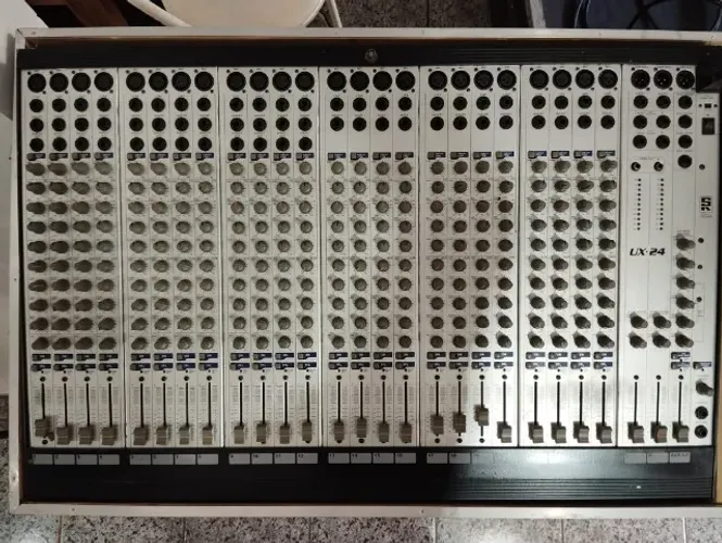 Mesa De Som Staner UX-24, R$1.600.00. Perguntas *