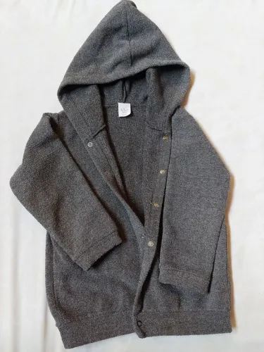 Conjunto casaco com capuz e calça com bolso - na cor cinza infantil