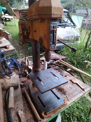 Vendo Furadeira de Bancada antiga marca Helmo bivolt