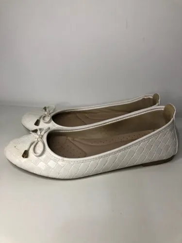 Sapatilha branca feminina com detalhes em laço