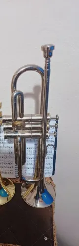 Trompete para músicos em do e sibmol precisa de alguns ajustes fazer uma revisão