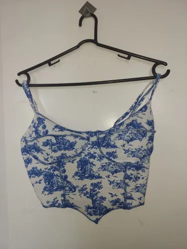 Cropped branco e azul estampado
