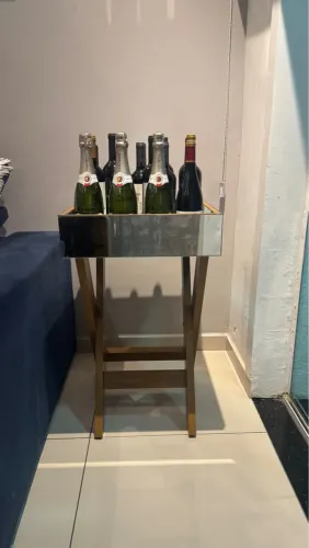 Mesa de apoio com bandeja espelhada