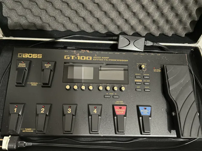 Pedaleira Boss GT100 com Flight Case da Solid Sound.