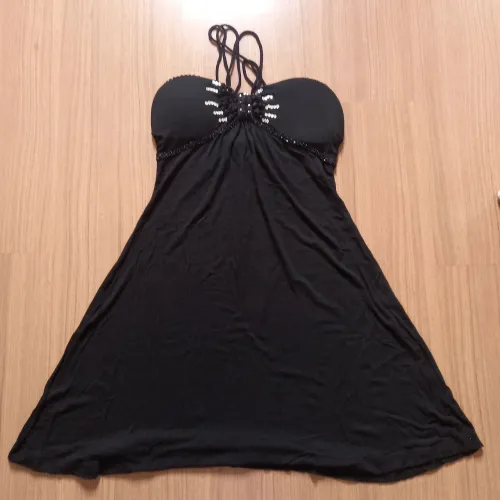 Vestido preto com detalhes em pedrarias