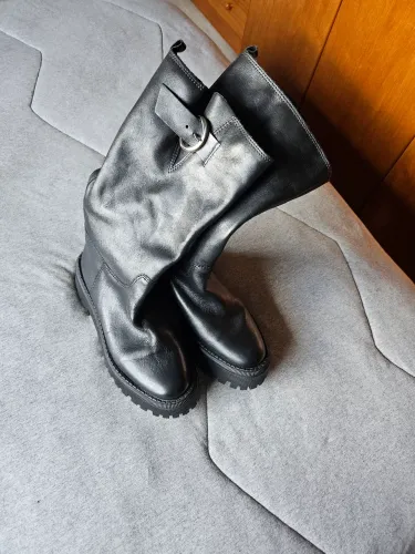 Botas Femininas Cano Alto em Couro Preto