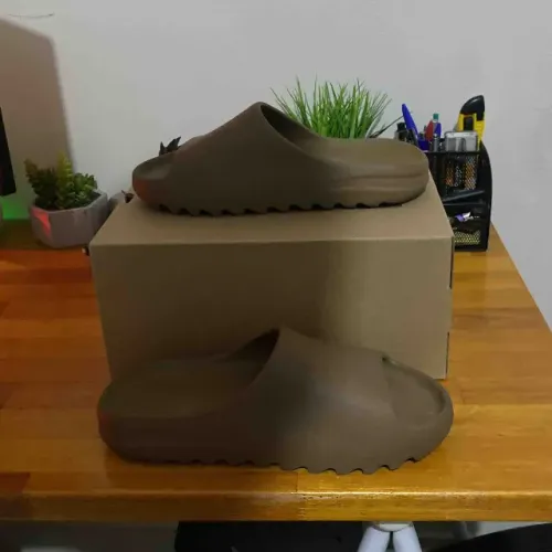 Yeezy Slides 'Core' 2021