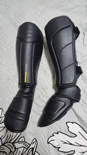 Caneleiras/proteções de Pés de Boxe, Muay Thai, Kickboxing. Adulto 500 Outshock Preto