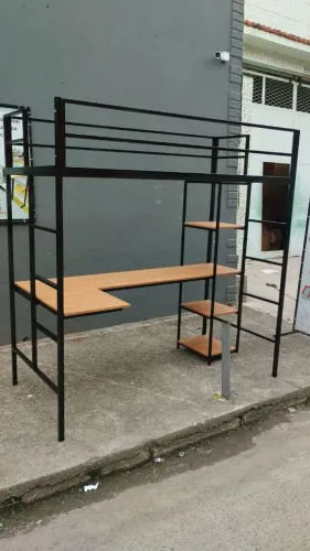 Cama suspensa com escrivania 