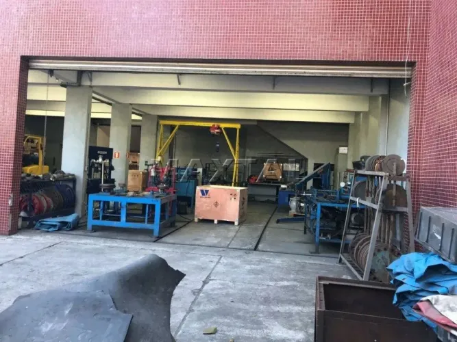 Galpão à venda de 540m². Com 3 salas, copa cozinha, 3 vagas, na Avenida Mutinga.