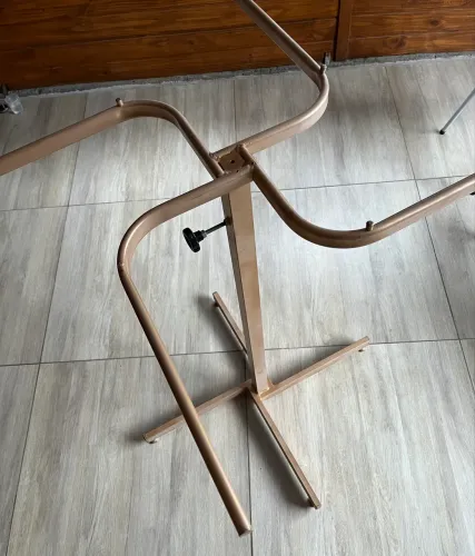 Arara de chão com regulagem