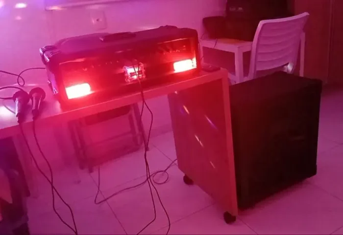 Caixa de som Bluetooth Profissional com Led Rítmico e 2 Microfones com fio 