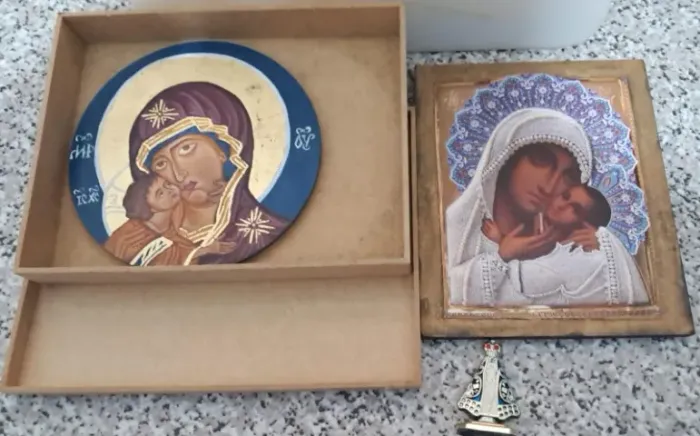02 Quadros religiosos - Icones  sendo um com estojo e 1 imagem pequena de N S Aparecida p