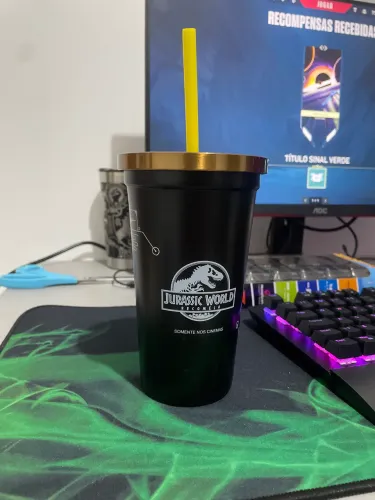 Copo do Jurassic World Rebirth do UCI cinema