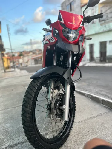 XRE 300 moto de garagem