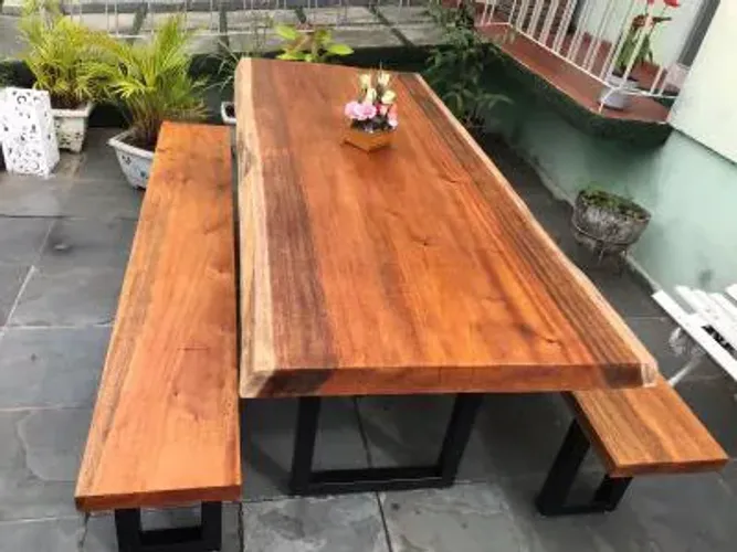 Mesa em madeira maciça 