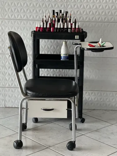 Cadeira para manicure + carrinho auxiliar ? R$ 250