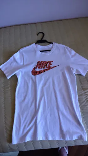 Camiseta Nike Sportwear SS Tee Futura