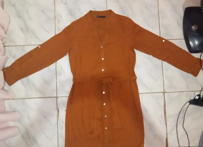 Vestido curto com cinto Marrom
