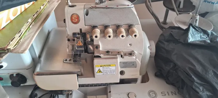 Máquina de Overlock Singer ponto cadeia 322D-241M-24