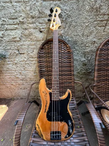 Baixo Squier