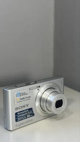 ? Câmera Digital Sony Cyber-shot - 14.1 MP *Modelo DSC-W610