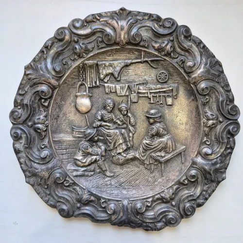 ANTIGO MEDALHÃO INGLÊS PRATO ANTIGO DECORAÇÃO CENA MEDIEVAL DE METAL RARÍSSIMO 