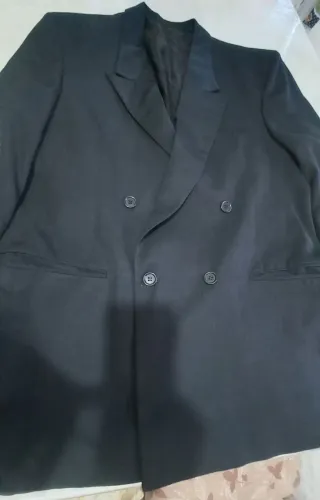 Um bleze masculino preto botão traspasado usado tamanho 50