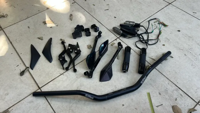 CB 300R - Guidão, manete, retrovisor, punho, seta, máscara farol 