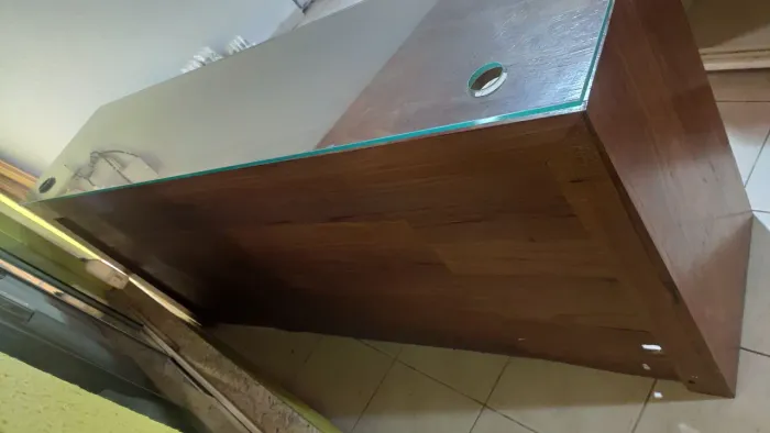 Vendo balcão com tampo de vidro medindo 97 cm de altura por 2,24 m de comprimento e 53 cm 