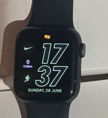 Apple Watch SE na caixa com carregador