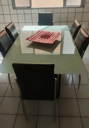 PARA VENDER LOGO, PRECISO DESOCUPAR ESPAÇOO ESPAÇO. Mesa de jantar 180x110 com 6 cadeiras