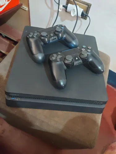 Play Station 4 Slim