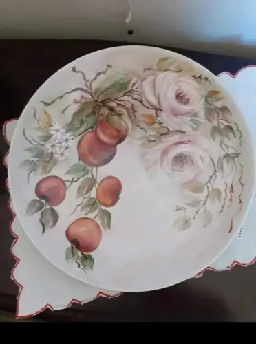 Prato em porcelana pintado à mão e assinado pela artista