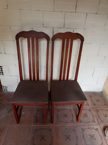 2 cadeiras em madeira