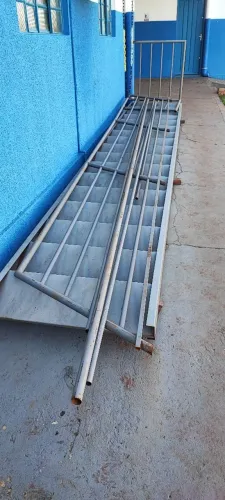 Vendo escada com estrutura metálica corre .mão 