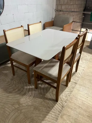 Mesa de Jantar com 4 lugares por apenas