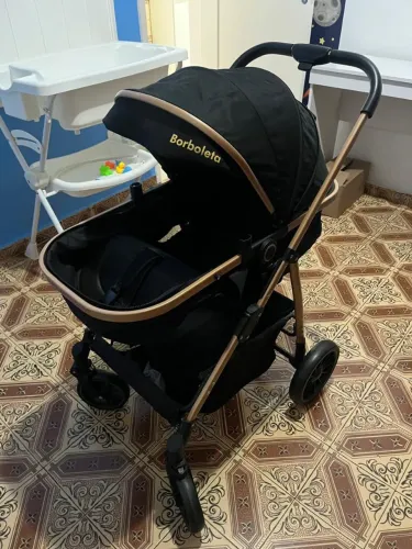 Carinho de bebê com bebê conforto, 8 pacotes de fraldas M, 4 pacotes de fraldas G