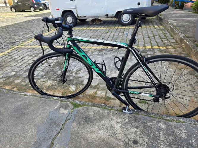 Speed TSW com velocimetro, banco e capacete novo