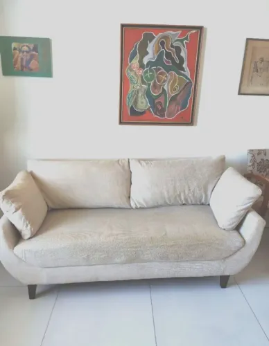 Sofá 3 Lugares + Poltrona Bege Tecido - Pés Palito Estilo Retrô Vintage